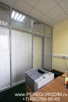 офисные перегородки с жалюзи межрамными алюминиевого цвета перегородим.РУ Якутск